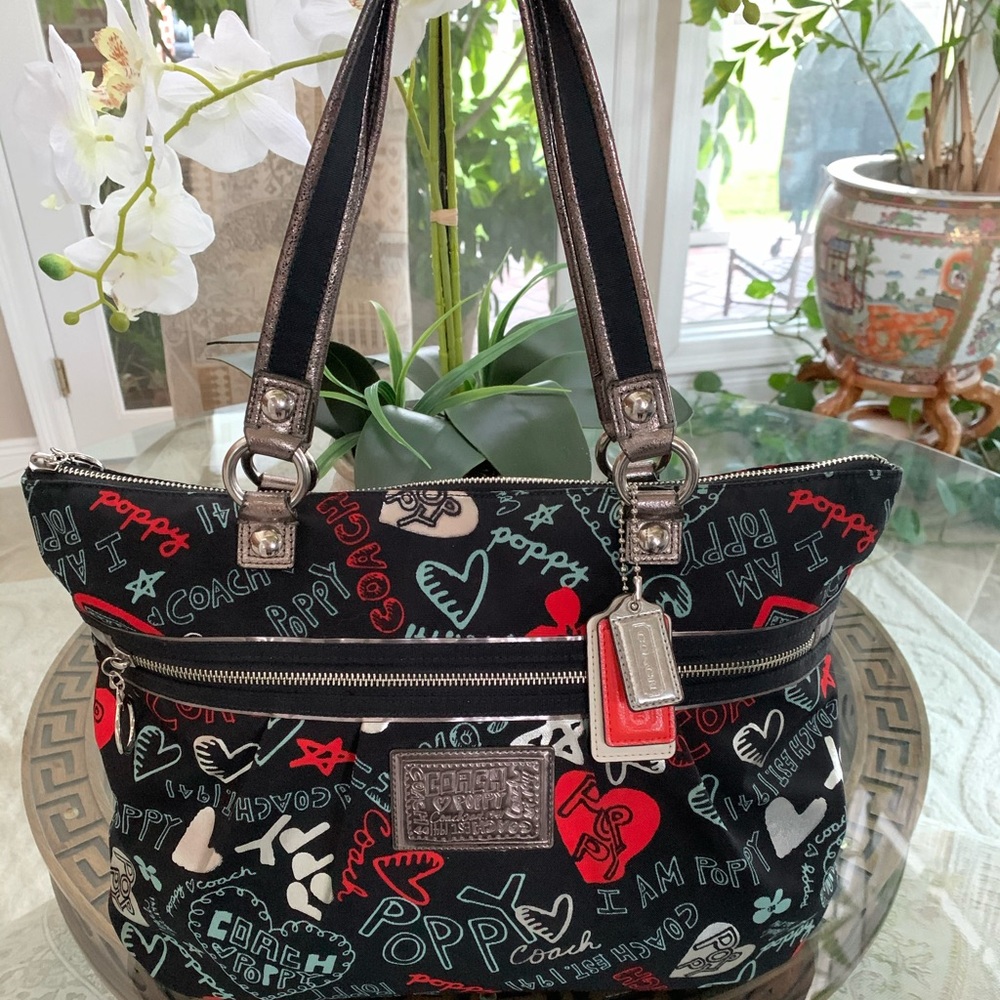COACH POPPY HEART GRAFFITI TOTE BAG!🖤❤️